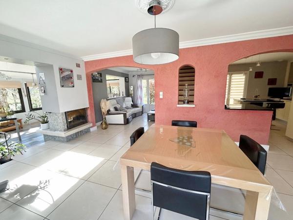 Maison 5 pièce(s) 140 m² plus dépendance de 20 m² sur 2341 m² de terrain.