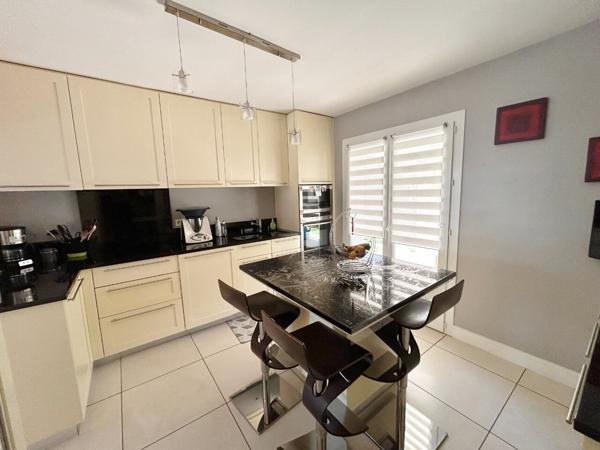 Maison 5 pièce(s) 140 m² plus dépendance de 20 m² sur 2341 m² de terrain.