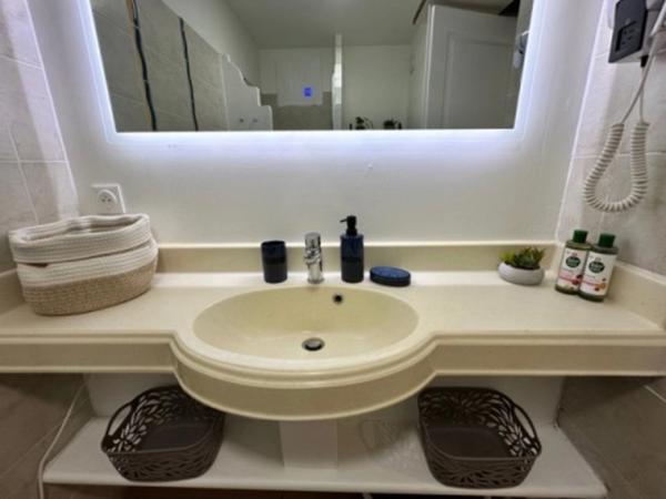 A VENDRE - ENSEMBLE RARE DE 2 STUDIOS COMMUNICANTS – BORD DE MER SAINTE ANNE