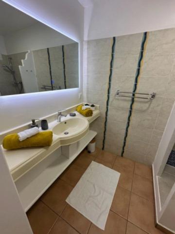 A VENDRE - ENSEMBLE RARE DE 2 STUDIOS COMMUNICANTS – BORD DE MER SAINTE ANNE