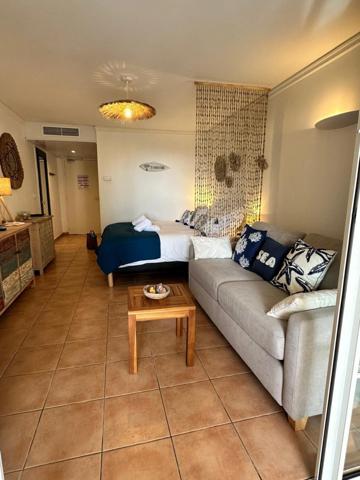 A VENDRE - ENSEMBLE RARE DE 2 STUDIOS COMMUNICANTS – BORD DE MER SAINTE ANNE