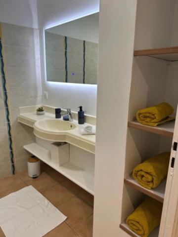 A VENDRE - ENSEMBLE RARE DE 2 STUDIOS COMMUNICANTS – BORD DE MER SAINTE ANNE