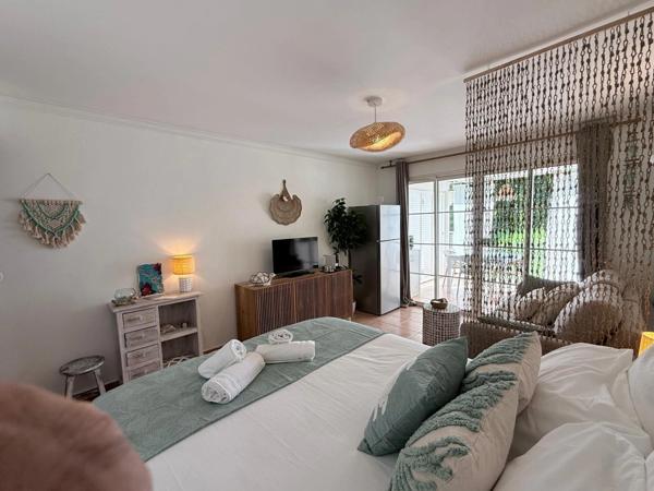 A VENDRE - ENSEMBLE RARE DE 2 STUDIOS COMMUNICANTS – BORD DE MER SAINTE ANNE