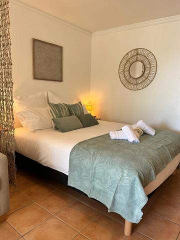 A VENDRE - ENSEMBLE RARE DE 2 STUDIOS COMMUNICANTS – BORD DE MER SAINTE ANNE