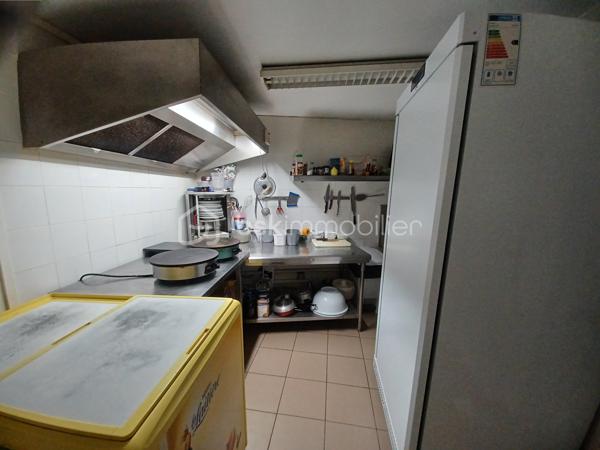 Situé au cœur de la rue piétonne de Coulommiers, à deux pas de la gare, ce fonds de commerce offre une excellente visibilité et un fort passage. 

Accueil et salle: porte d’entrée avec ouverture automatique, comptoir d’accueil , salle conviviale pour recevoir la clientèle. Mobilier inclus: tables, chaises et éléments de comptoir...
Accessibilité: sanitaires aux normes PMR (personnes à mobilité réduite).
Cuisine: cuisine professionnelle toute équipée à l’arrière , avec porte de service donnant directement sur l’extérieur pour les livraisons.
Annexe: un escalier mène à une pièce supplémentaire idéale pour bureau, réserve ou espace de stockage.
Confort: nombreuses places de stationnement à proximité.
Activités acceptées: propriétaire ouvert aux activités type crêperie, pizzeria et autres concepts de restauration non fast-food, salon de coiffure... Autre, à voir.