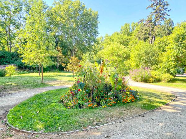APPARTEMENT MEUBLE AU COEUR DE GREOUX LES BAINS AVEC ASCENSEUR ET PARKING