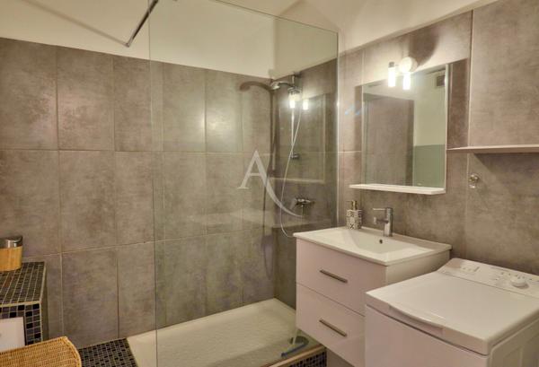 APPARTEMENT MEUBLE AU COEUR DE GREOUX LES BAINS AVEC ASCENSEUR ET PARKING