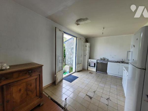 Située sur le secteur de Pleurtuit, une maison mitoyenne proche des commerces, écoles et transp...