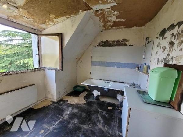 Située sur le secteur de Pleurtuit, une maison mitoyenne proche des commerces, écoles et transp...