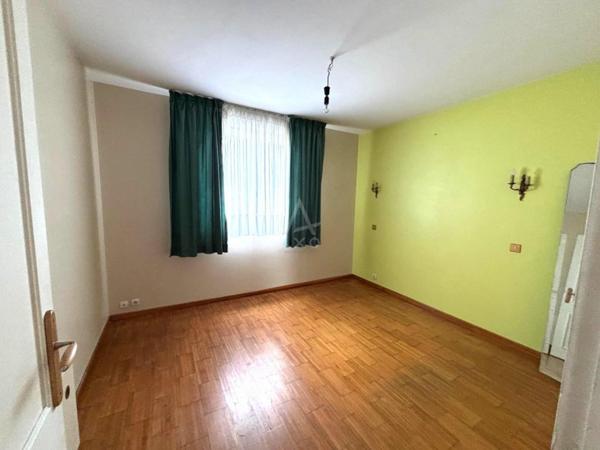 Maison à étage de 3 chambres avec garage et jardin