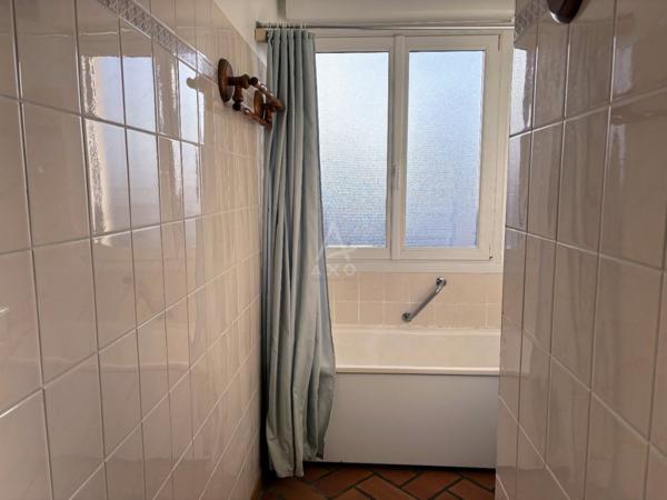 Maison à étage de 3 chambres avec garage et jardin