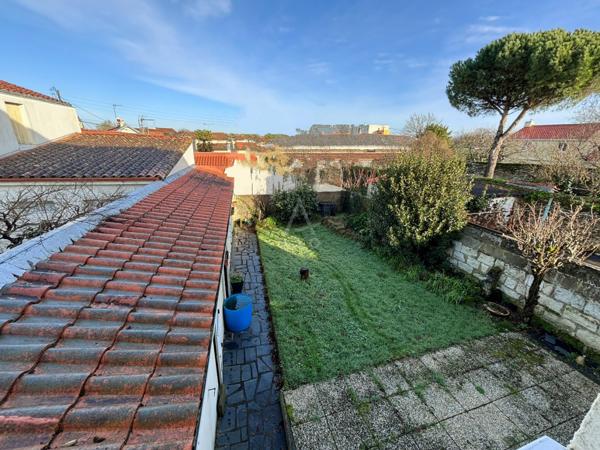 Maison à étage de 3 chambres avec garage et jardin
