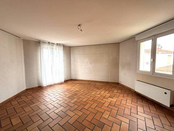 Maison à étage de 3 chambres avec garage et jardin