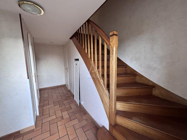 Maison à étage de 3 chambres avec garage et jardin