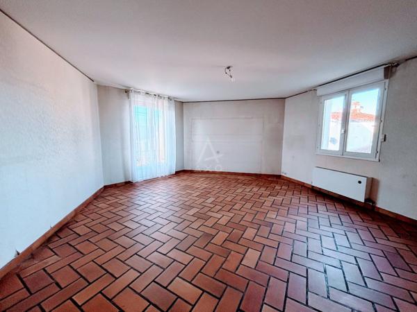 Maison à étage de 3 chambres avec garage et jardin