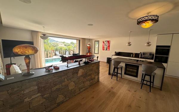 Maison à vendre    4 pièces •  La Cadière-d'Azur