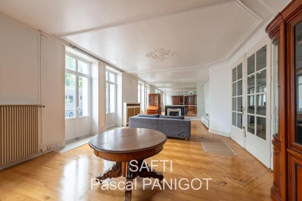 Centre ville, proche commodités, beaux volumes