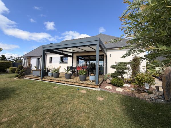 Coup de coeur pour cette maison de plain-pied de 102m2 construite en 2020 où aucun travaux n'est à prévoir à l'intérieur comme à l'extérieur, idéalement située sur la commune du Genest-St-Isle à proximité de Saint-Berthevin et de Laval ! 
Il ne vous restera qu'une seule chose à faire : défaire vos cartons, vous installez et profiter ! Nous commencerons la visite par une entrée qui, de suite, nous annonce une maison où tout est fait et ce avec soin.... Son couloir nous mène au salon-séjour et la cuisine que l'on aperçoit par le claustra installé avec goût. La pièce de vie fait 42m2 au total. La cuisine est aménagée et entièrement équipée, réfrigérateur américain inclus tout récemment changé. Lumineuse, vous pourrez profitez de l'accès direct à la terrasse avec la baie de 3,40m. 
Nous poursuivrons avec l'espace nuit qui comprend, deux chambres de 11m2 avec placard, une salle d'eau de 5m2, un wc séparé et belle surprise, une troisième chambre qui n'est autre qu'une suite parentale de 18m2 avec placard dressing et ... salle d'eau privative et même wc privatif ! 
Nous continuerons la visite avec une buanderie aménagée de 6m2 qui donne accès au garage de 33m2 avec porte motorisée. Tout comme l'intérieur, tout est bien pensé et organisé. De nombreux aménagements fonctionnels ont été créés et restent en place. Un escalier donne accès au grenier de la même superficie. 
Toutes les menuiseries sont en double vitrage avec volet roulant électrique. Le mode de chauffage est un plancher chauffant (pompe à chaleur). La consommation électrique tout compris est d'environ 100€ par mois. 
La taxe foncière est de 820€.
Direction l'extérieur ! Ne cherchez pas... tout est fait !!! Une terrasse en bois a été construite avec une belle vue sur le Genest, les aménagements extérieurs ont eux aussi été faits avec beaucoup de soin, une serre et un abri de jardin ont été installés et très bel atout de cette maison : une exposition idéale sans aucun vis à vis !!!  Afin de pouvoir en profiter en toute tranquillité pour des longues soirées d'été,  une pergola avec stores a été installée par un professionnel. Pour le devant de la maison, tout est fait également, il est joli arboré et les enrobés sont faits !