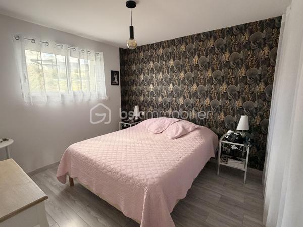 Coup de coeur pour cette maison de plain-pied de 102m2 construite en 2020 où aucun travaux n'est à prévoir à l'intérieur comme à l'extérieur, idéalement située sur la commune du Genest-St-Isle à proximité de Saint-Berthevin et de Laval ! 
Il ne vous restera qu'une seule chose à faire : défaire vos cartons, vous installez et profiter ! Nous commencerons la visite par une entrée qui, de suite, nous annonce une maison où tout est fait et ce avec soin.... Son couloir nous mène au salon-séjour et la cuisine que l'on aperçoit par le claustra installé avec goût. La pièce de vie fait 42m2 au total. La cuisine est aménagée et entièrement équipée, réfrigérateur américain inclus tout récemment changé. Lumineuse, vous pourrez profitez de l'accès direct à la terrasse avec la baie de 3,40m. 
Nous poursuivrons avec l'espace nuit qui comprend, deux chambres de 11m2 avec placard, une salle d'eau de 5m2, un wc séparé et belle surprise, une troisième chambre qui n'est autre qu'une suite parentale de 18m2 avec placard dressing et ... salle d'eau privative et même wc privatif ! 
Nous continuerons la visite avec une buanderie aménagée de 6m2 qui donne accès au garage de 33m2 avec porte motorisée. Tout comme l'intérieur, tout est bien pensé et organisé. De nombreux aménagements fonctionnels ont été créés et restent en place. Un escalier donne accès au grenier de la même superficie. 
Toutes les menuiseries sont en double vitrage avec volet roulant électrique. Le mode de chauffage est un plancher chauffant (pompe à chaleur). La consommation électrique tout compris est d'environ 100€ par mois. 
La taxe foncière est de 820€.
Direction l'extérieur ! Ne cherchez pas... tout est fait !!! Une terrasse en bois a été construite avec une belle vue sur le Genest, les aménagements extérieurs ont eux aussi été faits avec beaucoup de soin, une serre et un abri de jardin ont été installés et très bel atout de cette maison : une exposition idéale sans aucun vis à vis !!!  Afin de pouvoir en profiter en toute tranquillité pour des longues soirées d'été,  une pergola avec stores a été installée par un professionnel. Pour le devant de la maison, tout est fait également, il est joli arboré et les enrobés sont faits !