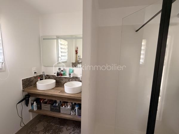 Coup de coeur pour cette maison de plain-pied de 102m2 construite en 2020 où aucun travaux n'est à prévoir à l'intérieur comme à l'extérieur, idéalement située sur la commune du Genest-St-Isle à proximité de Saint-Berthevin et de Laval ! 
Il ne vous restera qu'une seule chose à faire : défaire vos cartons, vous installez et profiter ! Nous commencerons la visite par une entrée qui, de suite, nous annonce une maison où tout est fait et ce avec soin.... Son couloir nous mène au salon-séjour et la cuisine que l'on aperçoit par le claustra installé avec goût. La pièce de vie fait 42m2 au total. La cuisine est aménagée et entièrement équipée, réfrigérateur américain inclus tout récemment changé. Lumineuse, vous pourrez profitez de l'accès direct à la terrasse avec la baie de 3,40m. 
Nous poursuivrons avec l'espace nuit qui comprend, deux chambres de 11m2 avec placard, une salle d'eau de 5m2, un wc séparé et belle surprise, une troisième chambre qui n'est autre qu'une suite parentale de 18m2 avec placard dressing et ... salle d'eau privative et même wc privatif ! 
Nous continuerons la visite avec une buanderie aménagée de 6m2 qui donne accès au garage de 33m2 avec porte motorisée. Tout comme l'intérieur, tout est bien pensé et organisé. De nombreux aménagements fonctionnels ont été créés et restent en place. Un escalier donne accès au grenier de la même superficie. 
Toutes les menuiseries sont en double vitrage avec volet roulant électrique. Le mode de chauffage est un plancher chauffant (pompe à chaleur). La consommation électrique tout compris est d'environ 100€ par mois. 
La taxe foncière est de 820€.
Direction l'extérieur ! Ne cherchez pas... tout est fait !!! Une terrasse en bois a été construite avec une belle vue sur le Genest, les aménagements extérieurs ont eux aussi été faits avec beaucoup de soin, une serre et un abri de jardin ont été installés et très bel atout de cette maison : une exposition idéale sans aucun vis à vis !!!  Afin de pouvoir en profiter en toute tranquillité pour des longues soirées d'été,  une pergola avec stores a été installée par un professionnel. Pour le devant de la maison, tout est fait également, il est joli arboré et les enrobés sont faits !