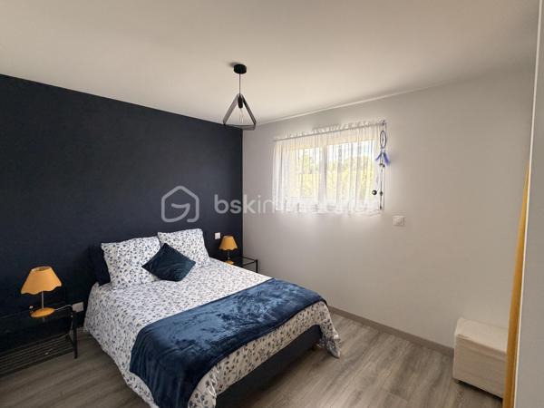 Coup de coeur pour cette maison de plain-pied de 102m2 construite en 2020 où aucun travaux n'est à prévoir à l'intérieur comme à l'extérieur, idéalement située sur la commune du Genest-St-Isle à proximité de Saint-Berthevin et de Laval ! 
Il ne vous restera qu'une seule chose à faire : défaire vos cartons, vous installez et profiter ! Nous commencerons la visite par une entrée qui, de suite, nous annonce une maison où tout est fait et ce avec soin.... Son couloir nous mène au salon-séjour et la cuisine que l'on aperçoit par le claustra installé avec goût. La pièce de vie fait 42m2 au total. La cuisine est aménagée et entièrement équipée, réfrigérateur américain inclus tout récemment changé. Lumineuse, vous pourrez profitez de l'accès direct à la terrasse avec la baie de 3,40m. 
Nous poursuivrons avec l'espace nuit qui comprend, deux chambres de 11m2 avec placard, une salle d'eau de 5m2, un wc séparé et belle surprise, une troisième chambre qui n'est autre qu'une suite parentale de 18m2 avec placard dressing et ... salle d'eau privative et même wc privatif ! 
Nous continuerons la visite avec une buanderie aménagée de 6m2 qui donne accès au garage de 33m2 avec porte motorisée. Tout comme l'intérieur, tout est bien pensé et organisé. De nombreux aménagements fonctionnels ont été créés et restent en place. Un escalier donne accès au grenier de la même superficie. 
Toutes les menuiseries sont en double vitrage avec volet roulant électrique. Le mode de chauffage est un plancher chauffant (pompe à chaleur). La consommation électrique tout compris est d'environ 100€ par mois. 
La taxe foncière est de 820€.
Direction l'extérieur ! Ne cherchez pas... tout est fait !!! Une terrasse en bois a été construite avec une belle vue sur le Genest, les aménagements extérieurs ont eux aussi été faits avec beaucoup de soin, une serre et un abri de jardin ont été installés et très bel atout de cette maison : une exposition idéale sans aucun vis à vis !!!  Afin de pouvoir en profiter en toute tranquillité pour des longues soirées d'été,  une pergola avec stores a été installée par un professionnel. Pour le devant de la maison, tout est fait également, il est joli arboré et les enrobés sont faits !