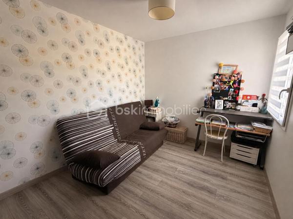 Coup de coeur pour cette maison de plain-pied de 102m2 construite en 2020 où aucun travaux n'est à prévoir à l'intérieur comme à l'extérieur, idéalement située sur la commune du Genest-St-Isle à proximité de Saint-Berthevin et de Laval ! 
Il ne vous restera qu'une seule chose à faire : défaire vos cartons, vous installez et profiter ! Nous commencerons la visite par une entrée qui, de suite, nous annonce une maison où tout est fait et ce avec soin.... Son couloir nous mène au salon-séjour et la cuisine que l'on aperçoit par le claustra installé avec goût. La pièce de vie fait 42m2 au total. La cuisine est aménagée et entièrement équipée, réfrigérateur américain inclus tout récemment changé. Lumineuse, vous pourrez profitez de l'accès direct à la terrasse avec la baie de 3,40m. 
Nous poursuivrons avec l'espace nuit qui comprend, deux chambres de 11m2 avec placard, une salle d'eau de 5m2, un wc séparé et belle surprise, une troisième chambre qui n'est autre qu'une suite parentale de 18m2 avec placard dressing et ... salle d'eau privative et même wc privatif ! 
Nous continuerons la visite avec une buanderie aménagée de 6m2 qui donne accès au garage de 33m2 avec porte motorisée. Tout comme l'intérieur, tout est bien pensé et organisé. De nombreux aménagements fonctionnels ont été créés et restent en place. Un escalier donne accès au grenier de la même superficie. 
Toutes les menuiseries sont en double vitrage avec volet roulant électrique. Le mode de chauffage est un plancher chauffant (pompe à chaleur). La consommation électrique tout compris est d'environ 100€ par mois. 
La taxe foncière est de 820€.
Direction l'extérieur ! Ne cherchez pas... tout est fait !!! Une terrasse en bois a été construite avec une belle vue sur le Genest, les aménagements extérieurs ont eux aussi été faits avec beaucoup de soin, une serre et un abri de jardin ont été installés et très bel atout de cette maison : une exposition idéale sans aucun vis à vis !!!  Afin de pouvoir en profiter en toute tranquillité pour des longues soirées d'été,  une pergola avec stores a été installée par un professionnel. Pour le devant de la maison, tout est fait également, il est joli arboré et les enrobés sont faits !