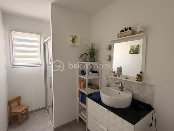 Coup de coeur pour cette maison de plain-pied de 102m2 construite en 2020 où aucun travaux n'est à prévoir à l'intérieur comme à l'extérieur, idéalement située sur la commune du Genest-St-Isle à proximité de Saint-Berthevin et de Laval ! 
Il ne vous restera qu'une seule chose à faire : défaire vos cartons, vous installez et profiter ! Nous commencerons la visite par une entrée qui, de suite, nous annonce une maison où tout est fait et ce avec soin.... Son couloir nous mène au salon-séjour et la cuisine que l'on aperçoit par le claustra installé avec goût. La pièce de vie fait 42m2 au total. La cuisine est aménagée et entièrement équipée, réfrigérateur américain inclus tout récemment changé. Lumineuse, vous pourrez profitez de l'accès direct à la terrasse avec la baie de 3,40m. 
Nous poursuivrons avec l'espace nuit qui comprend, deux chambres de 11m2 avec placard, une salle d'eau de 5m2, un wc séparé et belle surprise, une troisième chambre qui n'est autre qu'une suite parentale de 18m2 avec placard dressing et ... salle d'eau privative et même wc privatif ! 
Nous continuerons la visite avec une buanderie aménagée de 6m2 qui donne accès au garage de 33m2 avec porte motorisée. Tout comme l'intérieur, tout est bien pensé et organisé. De nombreux aménagements fonctionnels ont été créés et restent en place. Un escalier donne accès au grenier de la même superficie. 
Toutes les menuiseries sont en double vitrage avec volet roulant électrique. Le mode de chauffage est un plancher chauffant (pompe à chaleur). La consommation électrique tout compris est d'environ 100€ par mois. 
La taxe foncière est de 820€.
Direction l'extérieur ! Ne cherchez pas... tout est fait !!! Une terrasse en bois a été construite avec une belle vue sur le Genest, les aménagements extérieurs ont eux aussi été faits avec beaucoup de soin, une serre et un abri de jardin ont été installés et très bel atout de cette maison : une exposition idéale sans aucun vis à vis !!!  Afin de pouvoir en profiter en toute tranquillité pour des longues soirées d'été,  une pergola avec stores a été installée par un professionnel. Pour le devant de la maison, tout est fait également, il est joli arboré et les enrobés sont faits !