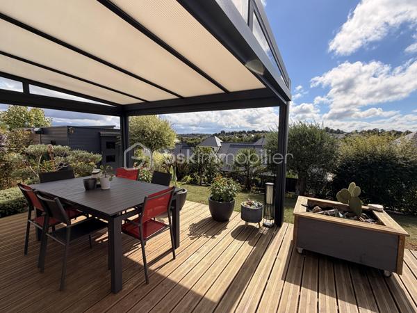 Coup de coeur pour cette maison de plain-pied de 102m2 construite en 2020 où aucun travaux n'est à prévoir à l'intérieur comme à l'extérieur, idéalement située sur la commune du Genest-St-Isle à proximité de Saint-Berthevin et de Laval ! 
Il ne vous restera qu'une seule chose à faire : défaire vos cartons, vous installez et profiter ! Nous commencerons la visite par une entrée qui, de suite, nous annonce une maison où tout est fait et ce avec soin.... Son couloir nous mène au salon-séjour et la cuisine que l'on aperçoit par le claustra installé avec goût. La pièce de vie fait 42m2 au total. La cuisine est aménagée et entièrement équipée, réfrigérateur américain inclus tout récemment changé. Lumineuse, vous pourrez profitez de l'accès direct à la terrasse avec la baie de 3,40m. 
Nous poursuivrons avec l'espace nuit qui comprend, deux chambres de 11m2 avec placard, une salle d'eau de 5m2, un wc séparé et belle surprise, une troisième chambre qui n'est autre qu'une suite parentale de 18m2 avec placard dressing et ... salle d'eau privative et même wc privatif ! 
Nous continuerons la visite avec une buanderie aménagée de 6m2 qui donne accès au garage de 33m2 avec porte motorisée. Tout comme l'intérieur, tout est bien pensé et organisé. De nombreux aménagements fonctionnels ont été créés et restent en place. Un escalier donne accès au grenier de la même superficie. 
Toutes les menuiseries sont en double vitrage avec volet roulant électrique. Le mode de chauffage est un plancher chauffant (pompe à chaleur). La consommation électrique tout compris est d'environ 100€ par mois. 
La taxe foncière est de 820€.
Direction l'extérieur ! Ne cherchez pas... tout est fait !!! Une terrasse en bois a été construite avec une belle vue sur le Genest, les aménagements extérieurs ont eux aussi été faits avec beaucoup de soin, une serre et un abri de jardin ont été installés et très bel atout de cette maison : une exposition idéale sans aucun vis à vis !!!  Afin de pouvoir en profiter en toute tranquillité pour des longues soirées d'été,  une pergola avec stores a été installée par un professionnel. Pour le devant de la maison, tout est fait également, il est joli arboré et les enrobés sont faits !