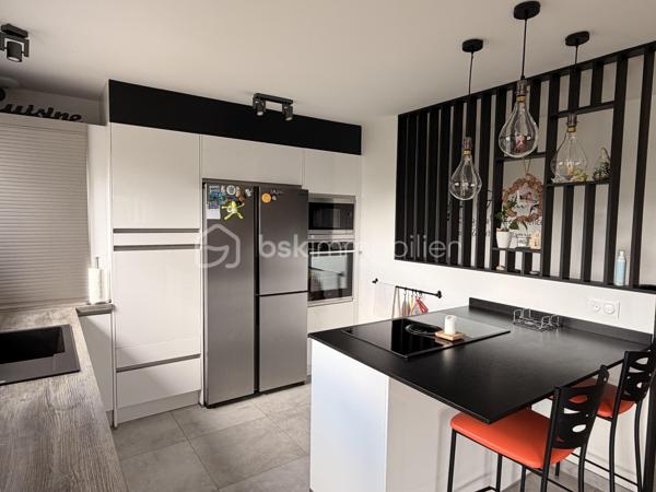 Coup de coeur pour cette maison de plain-pied de 102m2 construite en 2020 où aucun travaux n'est à prévoir à l'intérieur comme à l'extérieur, idéalement située sur la commune du Genest-St-Isle à proximité de Saint-Berthevin et de Laval ! 
Il ne vous restera qu'une seule chose à faire : défaire vos cartons, vous installez et profiter ! Nous commencerons la visite par une entrée qui, de suite, nous annonce une maison où tout est fait et ce avec soin.... Son couloir nous mène au salon-séjour et la cuisine que l'on aperçoit par le claustra installé avec goût. La pièce de vie fait 42m2 au total. La cuisine est aménagée et entièrement équipée, réfrigérateur américain inclus tout récemment changé. Lumineuse, vous pourrez profitez de l'accès direct à la terrasse avec la baie de 3,40m. 
Nous poursuivrons avec l'espace nuit qui comprend, deux chambres de 11m2 avec placard, une salle d'eau de 5m2, un wc séparé et belle surprise, une troisième chambre qui n'est autre qu'une suite parentale de 18m2 avec placard dressing et ... salle d'eau privative et même wc privatif ! 
Nous continuerons la visite avec une buanderie aménagée de 6m2 qui donne accès au garage de 33m2 avec porte motorisée. Tout comme l'intérieur, tout est bien pensé et organisé. De nombreux aménagements fonctionnels ont été créés et restent en place. Un escalier donne accès au grenier de la même superficie. 
Toutes les menuiseries sont en double vitrage avec volet roulant électrique. Le mode de chauffage est un plancher chauffant (pompe à chaleur). La consommation électrique tout compris est d'environ 100€ par mois. 
La taxe foncière est de 820€.
Direction l'extérieur ! Ne cherchez pas... tout est fait !!! Une terrasse en bois a été construite avec une belle vue sur le Genest, les aménagements extérieurs ont eux aussi été faits avec beaucoup de soin, une serre et un abri de jardin ont été installés et très bel atout de cette maison : une exposition idéale sans aucun vis à vis !!!  Afin de pouvoir en profiter en toute tranquillité pour des longues soirées d'été,  une pergola avec stores a été installée par un professionnel. Pour le devant de la maison, tout est fait également, il est joli arboré et les enrobés sont faits !