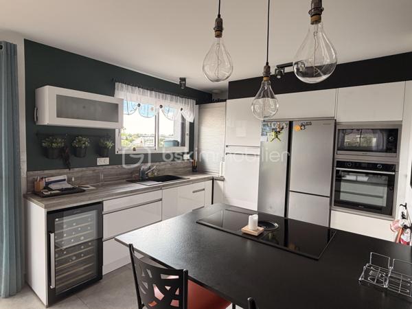 Coup de coeur pour cette maison de plain-pied de 102m2 construite en 2020 où aucun travaux n'est à prévoir à l'intérieur comme à l'extérieur, idéalement située sur la commune du Genest-St-Isle à proximité de Saint-Berthevin et de Laval ! 
Il ne vous restera qu'une seule chose à faire : défaire vos cartons, vous installez et profiter ! Nous commencerons la visite par une entrée qui, de suite, nous annonce une maison où tout est fait et ce avec soin.... Son couloir nous mène au salon-séjour et la cuisine que l'on aperçoit par le claustra installé avec goût. La pièce de vie fait 42m2 au total. La cuisine est aménagée et entièrement équipée, réfrigérateur américain inclus tout récemment changé. Lumineuse, vous pourrez profitez de l'accès direct à la terrasse avec la baie de 3,40m. 
Nous poursuivrons avec l'espace nuit qui comprend, deux chambres de 11m2 avec placard, une salle d'eau de 5m2, un wc séparé et belle surprise, une troisième chambre qui n'est autre qu'une suite parentale de 18m2 avec placard dressing et ... salle d'eau privative et même wc privatif ! 
Nous continuerons la visite avec une buanderie aménagée de 6m2 qui donne accès au garage de 33m2 avec porte motorisée. Tout comme l'intérieur, tout est bien pensé et organisé. De nombreux aménagements fonctionnels ont été créés et restent en place. Un escalier donne accès au grenier de la même superficie. 
Toutes les menuiseries sont en double vitrage avec volet roulant électrique. Le mode de chauffage est un plancher chauffant (pompe à chaleur). La consommation électrique tout compris est d'environ 100€ par mois. 
La taxe foncière est de 820€.
Direction l'extérieur ! Ne cherchez pas... tout est fait !!! Une terrasse en bois a été construite avec une belle vue sur le Genest, les aménagements extérieurs ont eux aussi été faits avec beaucoup de soin, une serre et un abri de jardin ont été installés et très bel atout de cette maison : une exposition idéale sans aucun vis à vis !!!  Afin de pouvoir en profiter en toute tranquillité pour des longues soirées d'été,  une pergola avec stores a été installée par un professionnel. Pour le devant de la maison, tout est fait également, il est joli arboré et les enrobés sont faits !