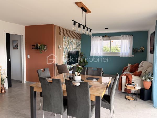 Coup de coeur pour cette maison de plain-pied de 102m2 construite en 2020 où aucun travaux n'est à prévoir à l'intérieur comme à l'extérieur, idéalement située sur la commune du Genest-St-Isle à proximité de Saint-Berthevin et de Laval ! 
Il ne vous restera qu'une seule chose à faire : défaire vos cartons, vous installez et profiter ! Nous commencerons la visite par une entrée qui, de suite, nous annonce une maison où tout est fait et ce avec soin.... Son couloir nous mène au salon-séjour et la cuisine que l'on aperçoit par le claustra installé avec goût. La pièce de vie fait 42m2 au total. La cuisine est aménagée et entièrement équipée, réfrigérateur américain inclus tout récemment changé. Lumineuse, vous pourrez profitez de l'accès direct à la terrasse avec la baie de 3,40m. 
Nous poursuivrons avec l'espace nuit qui comprend, deux chambres de 11m2 avec placard, une salle d'eau de 5m2, un wc séparé et belle surprise, une troisième chambre qui n'est autre qu'une suite parentale de 18m2 avec placard dressing et ... salle d'eau privative et même wc privatif ! 
Nous continuerons la visite avec une buanderie aménagée de 6m2 qui donne accès au garage de 33m2 avec porte motorisée. Tout comme l'intérieur, tout est bien pensé et organisé. De nombreux aménagements fonctionnels ont été créés et restent en place. Un escalier donne accès au grenier de la même superficie. 
Toutes les menuiseries sont en double vitrage avec volet roulant électrique. Le mode de chauffage est un plancher chauffant (pompe à chaleur). La consommation électrique tout compris est d'environ 100€ par mois. 
La taxe foncière est de 820€.
Direction l'extérieur ! Ne cherchez pas... tout est fait !!! Une terrasse en bois a été construite avec une belle vue sur le Genest, les aménagements extérieurs ont eux aussi été faits avec beaucoup de soin, une serre et un abri de jardin ont été installés et très bel atout de cette maison : une exposition idéale sans aucun vis à vis !!!  Afin de pouvoir en profiter en toute tranquillité pour des longues soirées d'été,  une pergola avec stores a été installée par un professionnel. Pour le devant de la maison, tout est fait également, il est joli arboré et les enrobés sont faits !