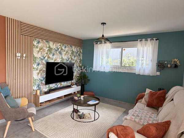 Coup de coeur pour cette maison de plain-pied de 102m2 construite en 2020 où aucun travaux n'est à prévoir à l'intérieur comme à l'extérieur, idéalement située sur la commune du Genest-St-Isle à proximité de Saint-Berthevin et de Laval ! 
Il ne vous restera qu'une seule chose à faire : défaire vos cartons, vous installez et profiter ! Nous commencerons la visite par une entrée qui, de suite, nous annonce une maison où tout est fait et ce avec soin.... Son couloir nous mène au salon-séjour et la cuisine que l'on aperçoit par le claustra installé avec goût. La pièce de vie fait 42m2 au total. La cuisine est aménagée et entièrement équipée, réfrigérateur américain inclus tout récemment changé. Lumineuse, vous pourrez profitez de l'accès direct à la terrasse avec la baie de 3,40m. 
Nous poursuivrons avec l'espace nuit qui comprend, deux chambres de 11m2 avec placard, une salle d'eau de 5m2, un wc séparé et belle surprise, une troisième chambre qui n'est autre qu'une suite parentale de 18m2 avec placard dressing et ... salle d'eau privative et même wc privatif ! 
Nous continuerons la visite avec une buanderie aménagée de 6m2 qui donne accès au garage de 33m2 avec porte motorisée. Tout comme l'intérieur, tout est bien pensé et organisé. De nombreux aménagements fonctionnels ont été créés et restent en place. Un escalier donne accès au grenier de la même superficie. 
Toutes les menuiseries sont en double vitrage avec volet roulant électrique. Le mode de chauffage est un plancher chauffant (pompe à chaleur). La consommation électrique tout compris est d'environ 100€ par mois. 
La taxe foncière est de 820€.
Direction l'extérieur ! Ne cherchez pas... tout est fait !!! Une terrasse en bois a été construite avec une belle vue sur le Genest, les aménagements extérieurs ont eux aussi été faits avec beaucoup de soin, une serre et un abri de jardin ont été installés et très bel atout de cette maison : une exposition idéale sans aucun vis à vis !!!  Afin de pouvoir en profiter en toute tranquillité pour des longues soirées d'été,  une pergola avec stores a été installée par un professionnel. Pour le devant de la maison, tout est fait également, il est joli arboré et les enrobés sont faits !