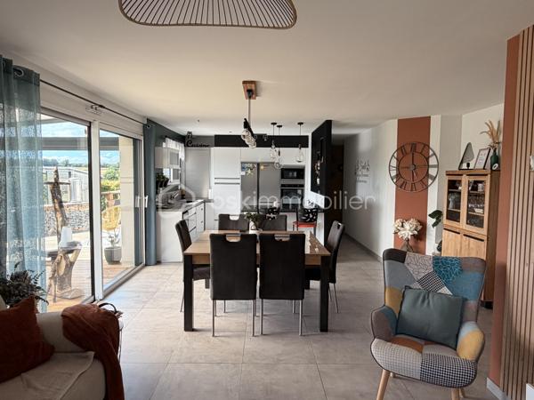 Coup de coeur pour cette maison de plain-pied de 102m2 construite en 2020 où aucun travaux n'est à prévoir à l'intérieur comme à l'extérieur, idéalement située sur la commune du Genest-St-Isle à proximité de Saint-Berthevin et de Laval ! 
Il ne vous restera qu'une seule chose à faire : défaire vos cartons, vous installez et profiter ! Nous commencerons la visite par une entrée qui, de suite, nous annonce une maison où tout est fait et ce avec soin.... Son couloir nous mène au salon-séjour et la cuisine que l'on aperçoit par le claustra installé avec goût. La pièce de vie fait 42m2 au total. La cuisine est aménagée et entièrement équipée, réfrigérateur américain inclus tout récemment changé. Lumineuse, vous pourrez profitez de l'accès direct à la terrasse avec la baie de 3,40m. 
Nous poursuivrons avec l'espace nuit qui comprend, deux chambres de 11m2 avec placard, une salle d'eau de 5m2, un wc séparé et belle surprise, une troisième chambre qui n'est autre qu'une suite parentale de 18m2 avec placard dressing et ... salle d'eau privative et même wc privatif ! 
Nous continuerons la visite avec une buanderie aménagée de 6m2 qui donne accès au garage de 33m2 avec porte motorisée. Tout comme l'intérieur, tout est bien pensé et organisé. De nombreux aménagements fonctionnels ont été créés et restent en place. Un escalier donne accès au grenier de la même superficie. 
Toutes les menuiseries sont en double vitrage avec volet roulant électrique. Le mode de chauffage est un plancher chauffant (pompe à chaleur). La consommation électrique tout compris est d'environ 100€ par mois. 
La taxe foncière est de 820€.
Direction l'extérieur ! Ne cherchez pas... tout est fait !!! Une terrasse en bois a été construite avec une belle vue sur le Genest, les aménagements extérieurs ont eux aussi été faits avec beaucoup de soin, une serre et un abri de jardin ont été installés et très bel atout de cette maison : une exposition idéale sans aucun vis à vis !!!  Afin de pouvoir en profiter en toute tranquillité pour des longues soirées d'été,  une pergola avec stores a été installée par un professionnel. Pour le devant de la maison, tout est fait également, il est joli arboré et les enrobés sont faits !