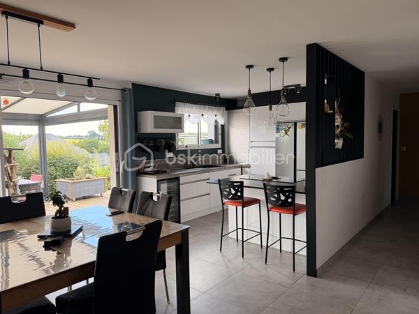 Coup de coeur pour cette maison de plain-pied de 102m2 construite en 2020 où aucun travaux n'est à prévoir à l'intérieur comme à l'extérieur, idéalement située sur la commune du Genest-St-Isle à proximité de Saint-Berthevin et de Laval ! 
Il ne vous restera qu'une seule chose à faire : défaire vos cartons, vous installez et profiter ! Nous commencerons la visite par une entrée qui, de suite, nous annonce une maison où tout est fait et ce avec soin.... Son couloir nous mène au salon-séjour et la cuisine que l'on aperçoit par le claustra installé avec goût. La pièce de vie fait 42m2 au total. La cuisine est aménagée et entièrement équipée, réfrigérateur américain inclus tout récemment changé. Lumineuse, vous pourrez profitez de l'accès direct à la terrasse avec la baie de 3,40m. 
Nous poursuivrons avec l'espace nuit qui comprend, deux chambres de 11m2 avec placard, une salle d'eau de 5m2, un wc séparé et belle surprise, une troisième chambre qui n'est autre qu'une suite parentale de 18m2 avec placard dressing et ... salle d'eau privative et même wc privatif ! 
Nous continuerons la visite avec une buanderie aménagée de 6m2 qui donne accès au garage de 33m2 avec porte motorisée. Tout comme l'intérieur, tout est bien pensé et organisé. De nombreux aménagements fonctionnels ont été créés et restent en place. Un escalier donne accès au grenier de la même superficie. 
Toutes les menuiseries sont en double vitrage avec volet roulant électrique. Le mode de chauffage est un plancher chauffant (pompe à chaleur). La consommation électrique tout compris est d'environ 100€ par mois. 
La taxe foncière est de 820€.
Direction l'extérieur ! Ne cherchez pas... tout est fait !!! Une terrasse en bois a été construite avec une belle vue sur le Genest, les aménagements extérieurs ont eux aussi été faits avec beaucoup de soin, une serre et un abri de jardin ont été installés et très bel atout de cette maison : une exposition idéale sans aucun vis à vis !!!  Afin de pouvoir en profiter en toute tranquillité pour des longues soirées d'été,  une pergola avec stores a été installée par un professionnel. Pour le devant de la maison, tout est fait également, il est joli arboré et les enrobés sont faits !