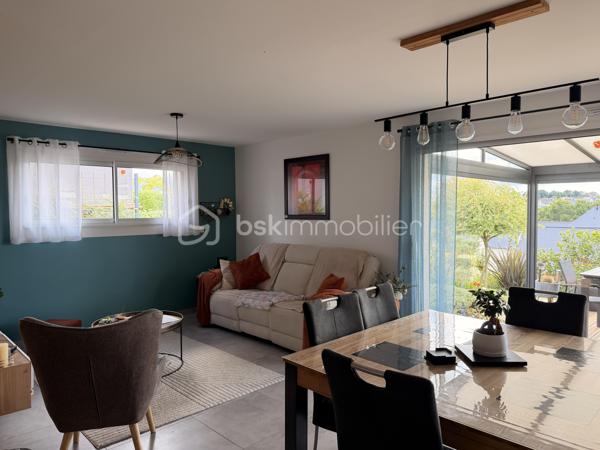 Coup de coeur pour cette maison de plain-pied de 102m2 construite en 2020 où aucun travaux n'est à prévoir à l'intérieur comme à l'extérieur, idéalement située sur la commune du Genest-St-Isle à proximité de Saint-Berthevin et de Laval ! 
Il ne vous restera qu'une seule chose à faire : défaire vos cartons, vous installez et profiter ! Nous commencerons la visite par une entrée qui, de suite, nous annonce une maison où tout est fait et ce avec soin.... Son couloir nous mène au salon-séjour et la cuisine que l'on aperçoit par le claustra installé avec goût. La pièce de vie fait 42m2 au total. La cuisine est aménagée et entièrement équipée, réfrigérateur américain inclus tout récemment changé. Lumineuse, vous pourrez profitez de l'accès direct à la terrasse avec la baie de 3,40m. 
Nous poursuivrons avec l'espace nuit qui comprend, deux chambres de 11m2 avec placard, une salle d'eau de 5m2, un wc séparé et belle surprise, une troisième chambre qui n'est autre qu'une suite parentale de 18m2 avec placard dressing et ... salle d'eau privative et même wc privatif ! 
Nous continuerons la visite avec une buanderie aménagée de 6m2 qui donne accès au garage de 33m2 avec porte motorisée. Tout comme l'intérieur, tout est bien pensé et organisé. De nombreux aménagements fonctionnels ont été créés et restent en place. Un escalier donne accès au grenier de la même superficie. 
Toutes les menuiseries sont en double vitrage avec volet roulant électrique. Le mode de chauffage est un plancher chauffant (pompe à chaleur). La consommation électrique tout compris est d'environ 100€ par mois. 
La taxe foncière est de 820€.
Direction l'extérieur ! Ne cherchez pas... tout est fait !!! Une terrasse en bois a été construite avec une belle vue sur le Genest, les aménagements extérieurs ont eux aussi été faits avec beaucoup de soin, une serre et un abri de jardin ont été installés et très bel atout de cette maison : une exposition idéale sans aucun vis à vis !!!  Afin de pouvoir en profiter en toute tranquillité pour des longues soirées d'été,  une pergola avec stores a été installée par un professionnel. Pour le devant de la maison, tout est fait également, il est joli arboré et les enrobés sont faits !