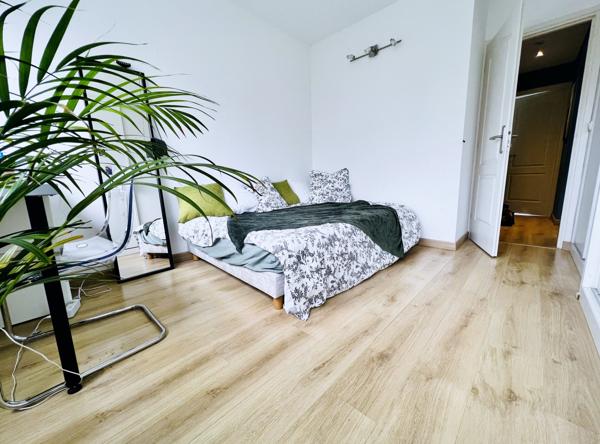 APPARTEMENT LUMINEUX dans résidence privée - 3 chambres- Possibilité 2 et agrandir le séjour- CAVE- Stationnements