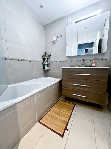 APPARTEMENT LUMINEUX dans résidence privée - 3 chambres- Possibilité 2 et agrandir le séjour- CAVE- Stationnements