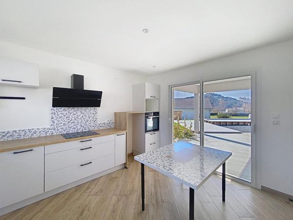 Yssingeaux! Villa contemporaine de 2022 plain pied avec 4 chambres, garage et terrain