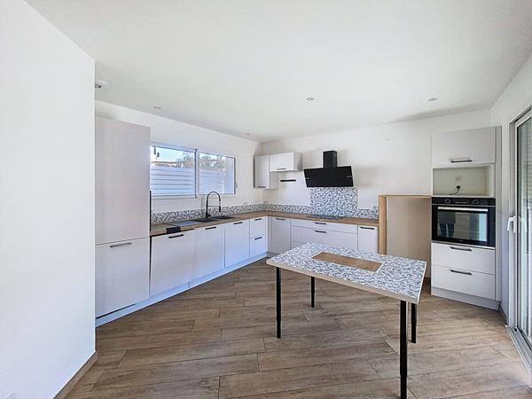 Yssingeaux! Villa contemporaine de 2022 plain pied avec 4 chambres, garage et terrain