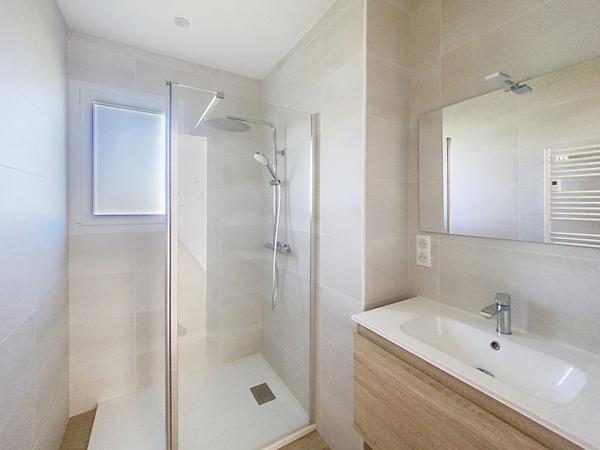 Yssingeaux! Villa contemporaine de 2022 plain pied avec 4 chambres, garage et terrain