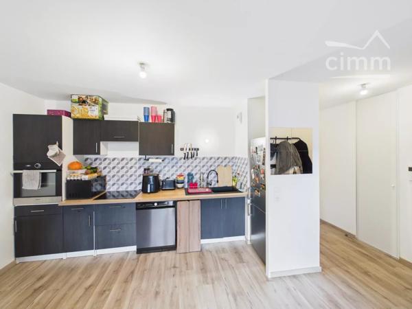 Dans une copropriété de 2020 sécurisée, venez visiter ce beau T3 avec balcon + garage.