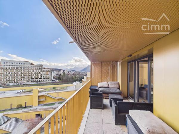 Dans une copropriété de 2020 sécurisée, venez visiter ce beau T3 avec balcon + garage.