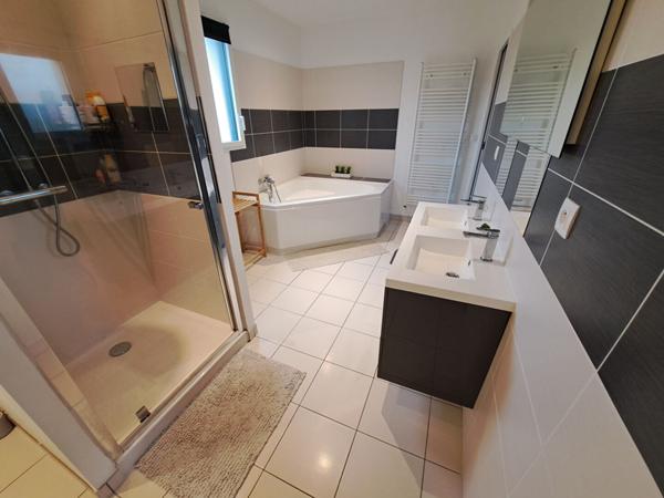 Concarneau - Maison contemporaine de 125 m² avec vie de plain pied dans quartier calme et résidentiel.