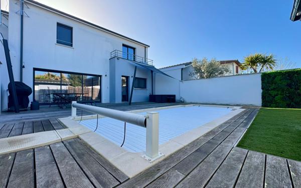 Maison à vendre    5 pièces • 143 m2 Mérignac