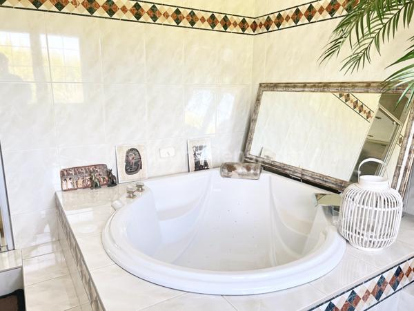 Maison 152 m2, confort de plain-pied, 3/4 chambres, terrain 984 m2,  cave, garage et dépendance.