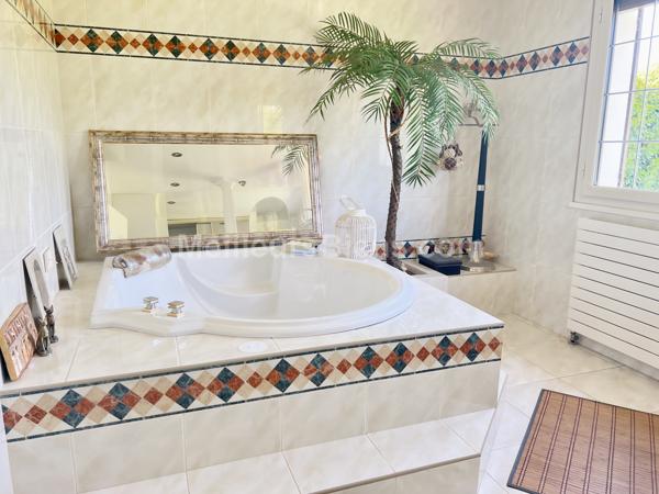 Maison 152 m2, confort de plain-pied, 3/4 chambres, terrain 984 m2,  cave, garage et dépendance.