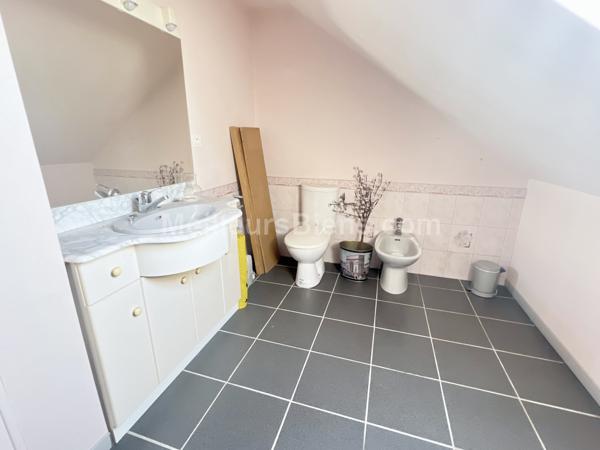 Maison 152 m2, confort de plain-pied, 3/4 chambres, terrain 984 m2,  cave, garage et dépendance.