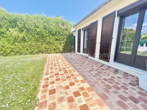 Maison 152 m2, confort de plain-pied, 3/4 chambres, terrain 984 m2,  cave, garage et dépendance.