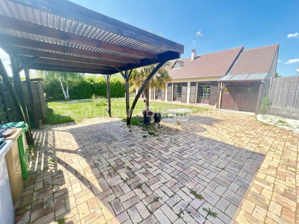 Maison 152 m2, confort de plain-pied, 3/4 chambres, terrain 984 m2,  cave, garage et dépendance.