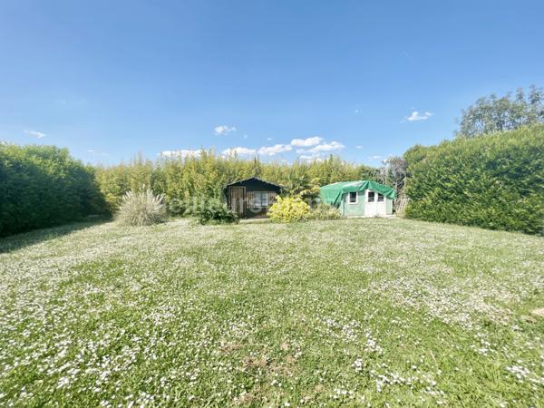 Maison 152 m2, confort de plain-pied, 3/4 chambres, terrain 984 m2,  cave, garage et dépendance.